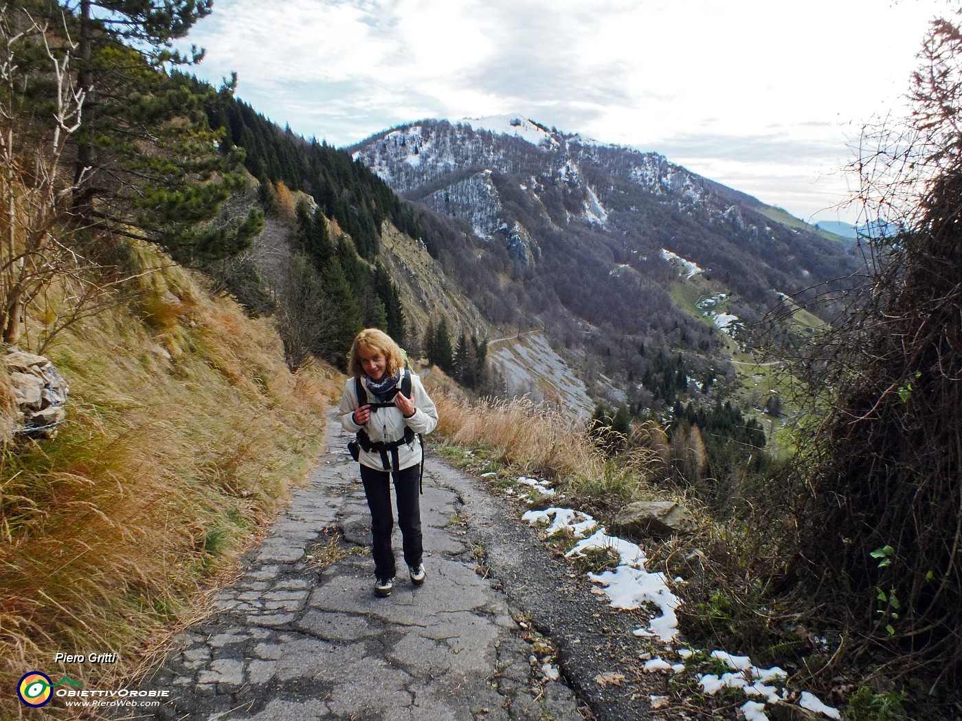 10 Sul 579 salendo allo Zuc di Valbona  con vista su 'I Canti'.JPG